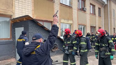 Порятунок із димокамери та палаючий лабіринт: у Прилуках вперше змагалися рятувальники з різних районів Чернігівщини Порятунок із димокамери та палаючий лабіринт: у Прилуках вперше змагалися рятувальники з різних районів Чернігівщини