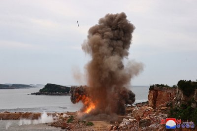 У КНДР випробували модернізовану 240-мм реактивну систему залпового вогню У КНДР випробували модернізовану 240-мм реактивну систему залпового вогню
