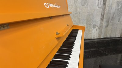 Піаніно, що встановили на станції метро "Ярослава Мудрого" у Харкові