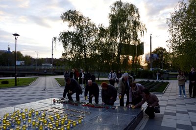 Свічка пам'яті: у Кропивницькому вшанували загиблих внаслідок аварії на Чорнобильській АЕС Свічка пам'яті: у Кропивницькому вшанували загиблих внаслідок аварії на Чорнобильській АЕС