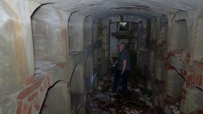 54 поховальні ніші й сліди грабунків: про найбільший склеп Хмельниччини 54 поховальні ніші й сліди грабунків: про найбільший склеп Хмельниччини