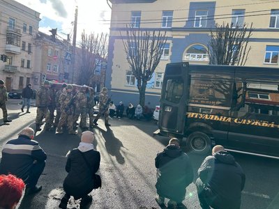Прощальна процесія на похованні Олександра Сухомліна, Умань, 18 грудня 2024 року Прощальна процесія на похованні Олександра Сухомліна, Умань, 18 грудня 2024 року