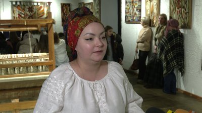 "Хустка абсолютно міняє жінку": у Рівному навчали зав'язувати традиційний жіночий убір
