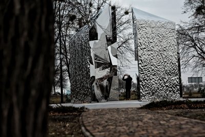 Меморіал "Хрест Героїв", присвячений загиблим під час захисту країни військовим, у Вишгороді, Київщина, 24 лютого 2024 року Меморіал "Хрест Героїв", присвячений загиблим під час захисту країни військовим, у Вишгороді, Київщина, 24 лютого 2024 року