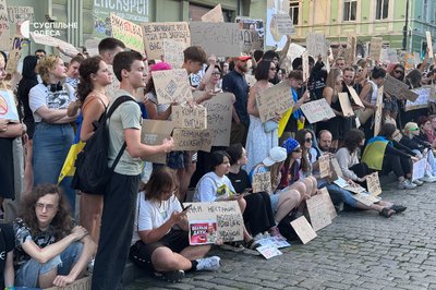 Одесити втретє зібралися на акцію протесту проти відставки міністра оборони Федорова Одесити втретє зібралися на акцію протесту проти відставки міністра оборони Федорова