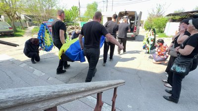 У Херсоні попрощались із загиблим на війні солдатом Андрієм Авдєєнком