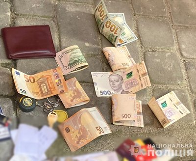 Затримали чоловіків, які вимагали повернути неіснуючі борги Затримали чоловіків, які вимагали повернути неіснуючі борги