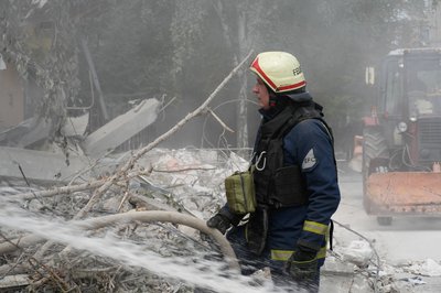 Рятувальник усуває наслідки ракетного удару по Шевченківському району Харкова, 6 серпня 2024 року Рятувальник усуває наслідки ракетного удару по Шевченківському району Харкова, 6 серпня 2024 року