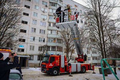 ДСНС рятують людей з пожежі в Харкові ДСНС рятують людей з пожежі в Харкові