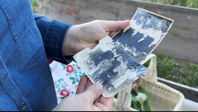 Вишивані сорочки та спідницю із взорами, змальованими з хустин, бережуть у родині на Рівненському Поліссі Вишивані сорочки та спідницю із взорами, змальованими з хустин, бережуть у родині на Рівненському Поліссі
