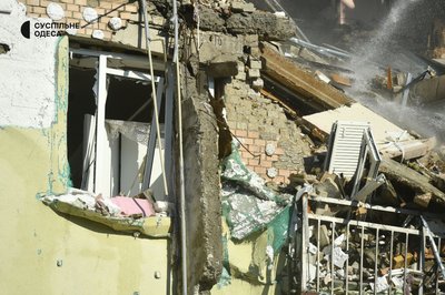 Рятувальники ліквідовують наслідки атаки на Одесу, мешканці чекають завершення робіт: фото Рятувальники ліквідовують наслідки атаки на Одесу, мешканці чекають завершення робіт: фото