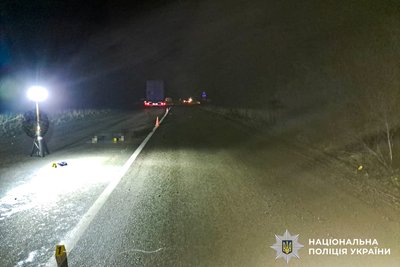 Поліцейські встановлюють особу загиблого в ДТП пішохода на Рівненщині Поліцейські встановлюють особу загиблого в ДТП пішохода на Рівненщині