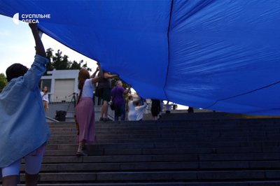 В Одесі вперше з початку повномасштабної війни на Потьомкінських сходах розгорнули стяг до Дня прапора В Одесі вперше з початку повномасштабної війни на Потьомкінських сходах розгорнули стяг до Дня прапора