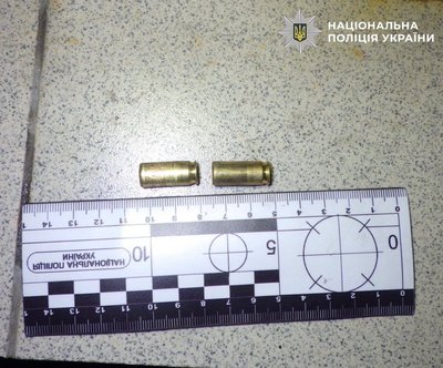 У Києві чоловік влаштував стрілянину у дворі житлового будинку У Києві чоловік влаштував стрілянину у дворі житлового будинку
