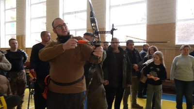 "Хочеш, щоб тато переміг?" — "Уся моя душа хоче!". Військові та ветерани стріляли з луків у Рівному "Хочеш, щоб тато переміг?" — "Уся моя душа хоче!". Військові та ветерани стріляли з луків у Рівному