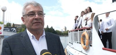 Останній дзвоник, директор Тернопільської школи-ліцею №6 Олександр Остапчук Останній дзвоник, директор Тернопільської школи-ліцею №6 Олександр Остапчук