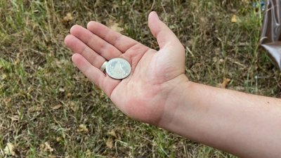 Віктор тримає оберіг монету Донецька область Віктор тримає оберіг монету Донецька область