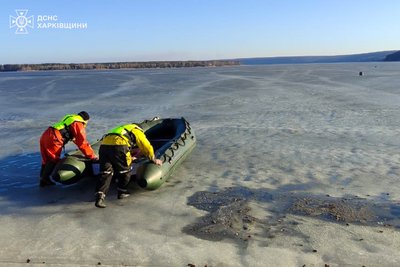 Печенізьке водосховище, рятувальники надають допомогу рибалкам, 7 березня 2025 року Печенізьке водосховище, рятувальники надають допомогу рибалкам, 7 березня 2025 року