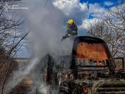 Несправність еклктросистеми: на Вінниччині загорілась машина з дровами Несправність еклктросистеми: на Вінниччині загорілась машина з дровами