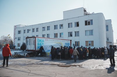 Черга за гарячими обідами у Дергачах на Харківщині Черга за гарячими обідами у Дергачах на Харківщині