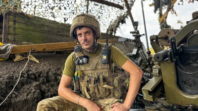 Британська гармата L119 військовослужбовці 79 ОДШБр командир розрахунку гармати L119 Микола Курахівський напрямок Донецька область Британська гармата L119 військовослужбовці 79 ОДШБр командир розрахунку гармати L119 Микола Курахівський напрямок Донецька область