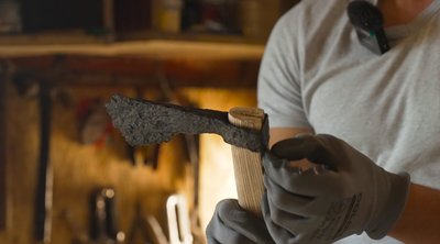 "Вони отримують нове життя": майстер з Рівненщини відновлює стародавні сокири "Вони отримують нове життя": майстер з Рівненщини відновлює стародавні сокири