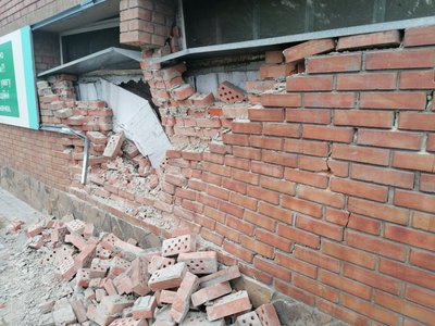 У Кропивницькому мікроавтобус врізався у магазин та розвалив стіну У Кропивницькому мікроавтобус врізався у магазин та розвалив стіну