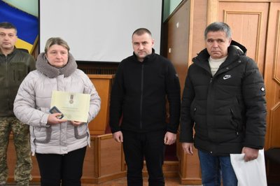 Рідним двох полеглих захисників Житомирщини передали державні нагороди Рідним двох полеглих захисників Житомирщини передали державні нагороди