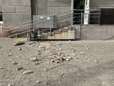 У середмісті Дніпра з будинку впала частина балкона: що кажуть місцеві та влада У середмісті Дніпра з будинку впала частина балкона: що кажуть місцеві та влада