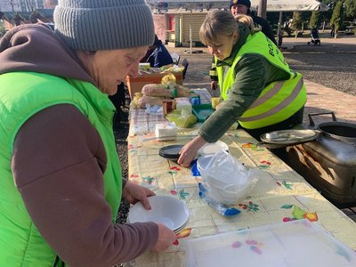 В Ужгороді за два дні роботи польової кухні роздали понад 200 гарячих обідів В Ужгороді за два дні роботи польової кухні роздали понад 200 гарячих обідів