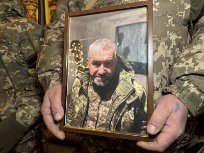 У Полтаві попрощалися із військовими Павлом Романцем та Віталієм Хорошуном, які загинули, захищаючи Україну У Полтаві попрощалися із військовими Павлом Романцем та Віталієм Хорошуном, які загинули, захищаючи Україну