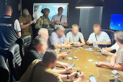 Підпільний покерний клуб у середмісті Житомира: в організації азартних ігор підозрюють чотирьох чоловіків Підпільний покерний клуб у середмісті Житомира: в організації азартних ігор підозрюють чотирьох чоловіків
