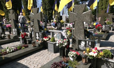 У провідну неділю на кладовищі Нове у Рівному вшанували полеглих захисників