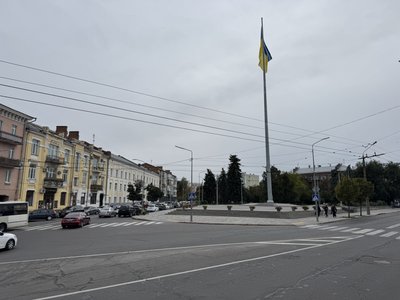 У Полтаві біля стягу встановили табличку 18-ї бригади армійської авіації У Полтаві біля стягу встановили табличку 18-ї бригади армійської авіації