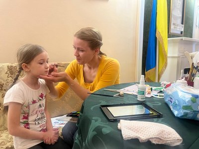 Аніматори, солодощі та подарунки. Як у Херсоні волонтери організували свято для дітей