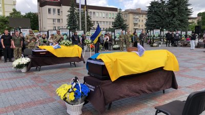 Загинули в бою на Сумщині: з бійцями Романом Войновим та Костянтином Дорошевим попрощалися у Рівному Загинули в бою на Сумщині: з бійцями Романом Войновим та Костянтином Дорошевим попрощалися у Рівному