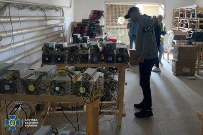 Справа про крадіжку електрики на 9 мільйонів: підозрюваному в організації підпільних криптоферм дали ще одну підозру Справа про крадіжку електрики на 9 мільйонів: підозрюваному в організації підпільних криптоферм дали ще одну підозру