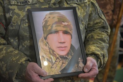 У Луцьку попрощалися із загиблим на війні 43-річним сержантом Анатолієм Петруком У Луцьку попрощалися із загиблим на війні 43-річним сержантом Анатолієм Петруком