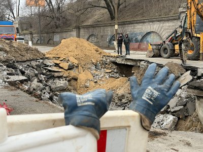 У Дніпрі на Пастера утворилося провалля через порив мереж водопостачання: що кажуть комунальники У Дніпрі на Пастера утворилося провалля через порив мереж водопостачання: що кажуть комунальники