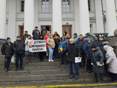 У Полтаві люди вчетверте вийшли на мітинг проти закриття районної лікарні У Полтаві люди вчетверте вийшли на мітинг проти закриття районної лікарні