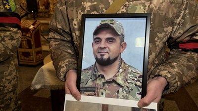 У Полтаві прощаються із військовим із Дмитром Юренком У Полтаві прощаються із військовим із Дмитром Юренком