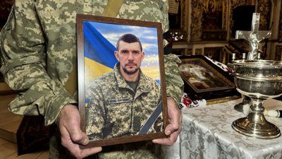 У Полтаві провели в останню путь трьох військових, які полягли на фронті У Полтаві провели в останню путь трьох військових, які полягли на фронті