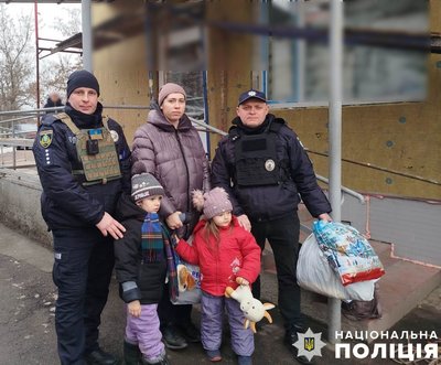 Евакуація з "червоної зони": як волонтери та поліцейські вивозять людей з небезпечних районів Херсонщини Евакуація з "червоної зони": як волонтери та поліцейські вивозять людей з небезпечних районів Херсонщини