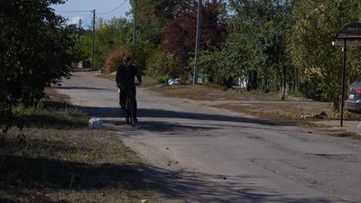 "Залишилося 12 людей у нас": як живуть останні мешканці прифронтової Олександрівки на Дніпропетровщині "Залишилося 12 людей у нас": як живуть останні мешканці прифронтової Олександрівки на Дніпропетровщині