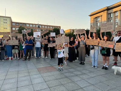 Черкасці зібралися на акцію протесту через обмеження повноважень НАБУ І САП Черкасці зібралися на акцію протесту через обмеження повноважень НАБУ І САП