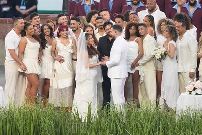 Виступ Bad Bunny у перерві Супербоулу включав справжню весільну церемонію Виступ Bad Bunny у перерві Супербоулу включав справжню весільну церемонію