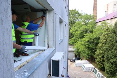 У Львові встановлюють вікна у будівлях, пошкоджених через ракетний удар У Львові встановлюють вікна у будівлях, пошкоджених через ракетний удар