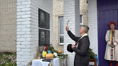 На Вінниччині відкрили меморіальні дошки на честь двох полеглих захисників України На Вінниччині відкрили меморіальні дошки на честь двох полеглих захисників України