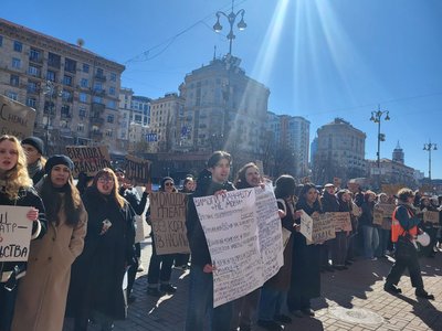 Розірвати контракт з Андрієм Білоусом: дієвці культури вийшли на протест до Молодого театру та КМДА Розірвати контракт з Андрієм Білоусом: дієвці культури вийшли на протест до Молодого театру та КМДА