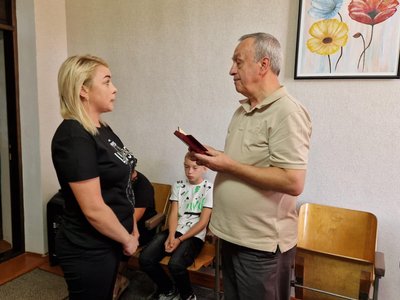 Рідним Володимира Каяфа з Щиборівської громади передали нагороду захисника Рідним Володимира Каяфа з Щиборівської громади передали нагороду захисника